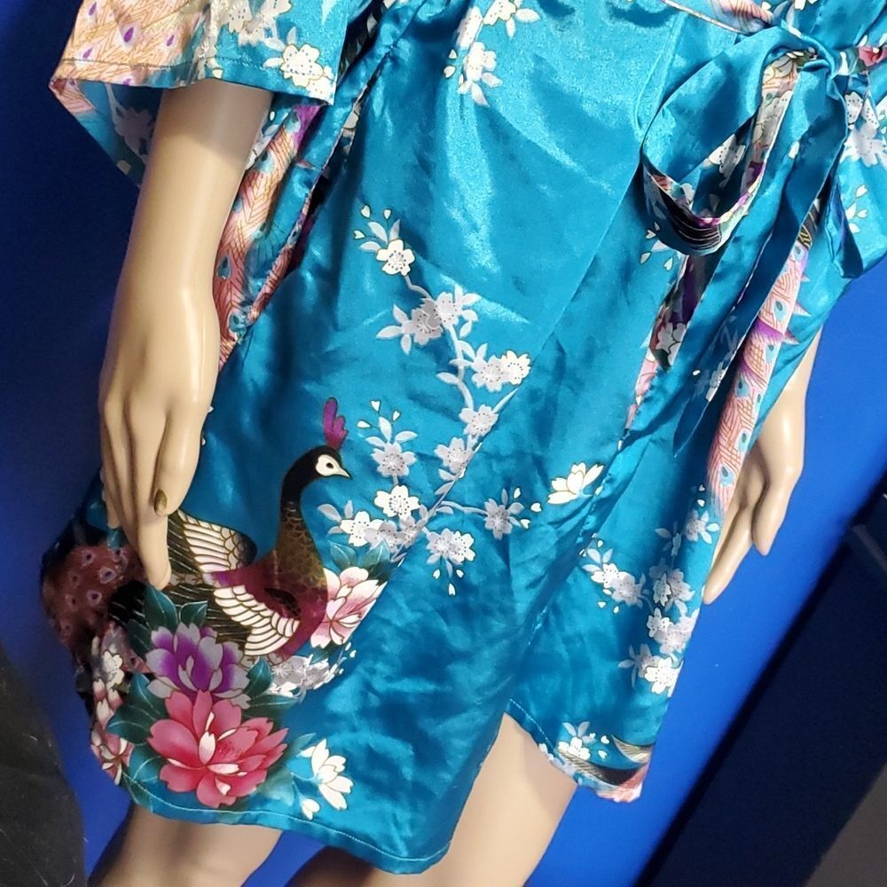 Satin Gorgeous Kimono Style Robe ✨️ - Picture 5 of 11